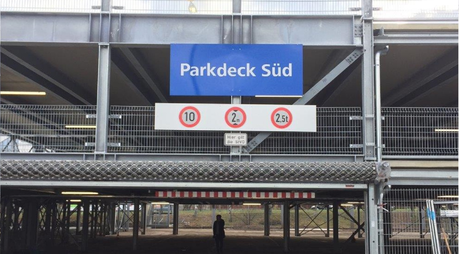 Parkhausbeschilderung Warnschilder